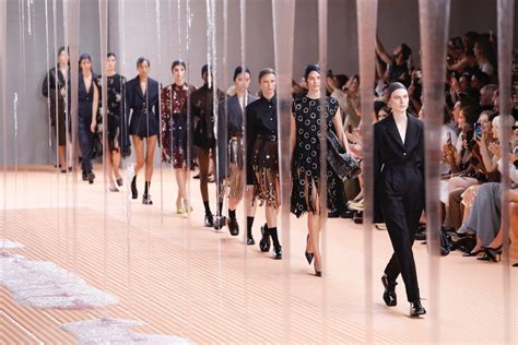 sfilata prada critica moda|Milano Fashion Week, la sfilata di Prada Spring/Summer 2025..